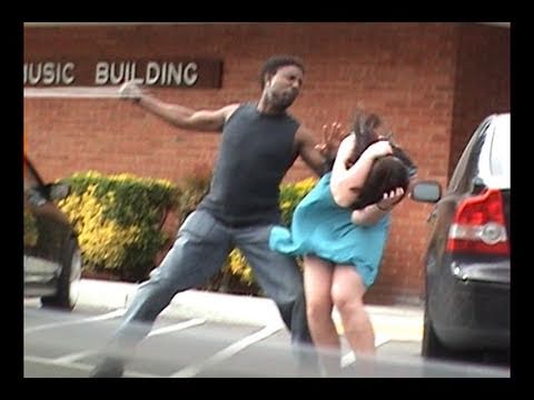 VIDEO: Nekad nepacel roku pret sievieti.. jo Viņš visu redz – piekaus Tevi un atņems Tavu auto. (Stupid guy hits girlfriend!)