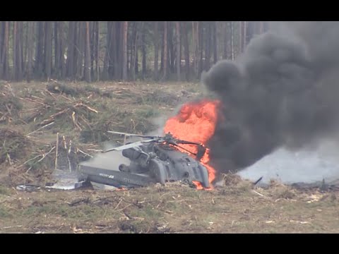 VIDEO: Nofilmēta Krievijas armijas helikoptera avārija. (FIRST VIDEO: Moment helicopter crashes at airshow in Russia, pilot escapes burning cockpit)