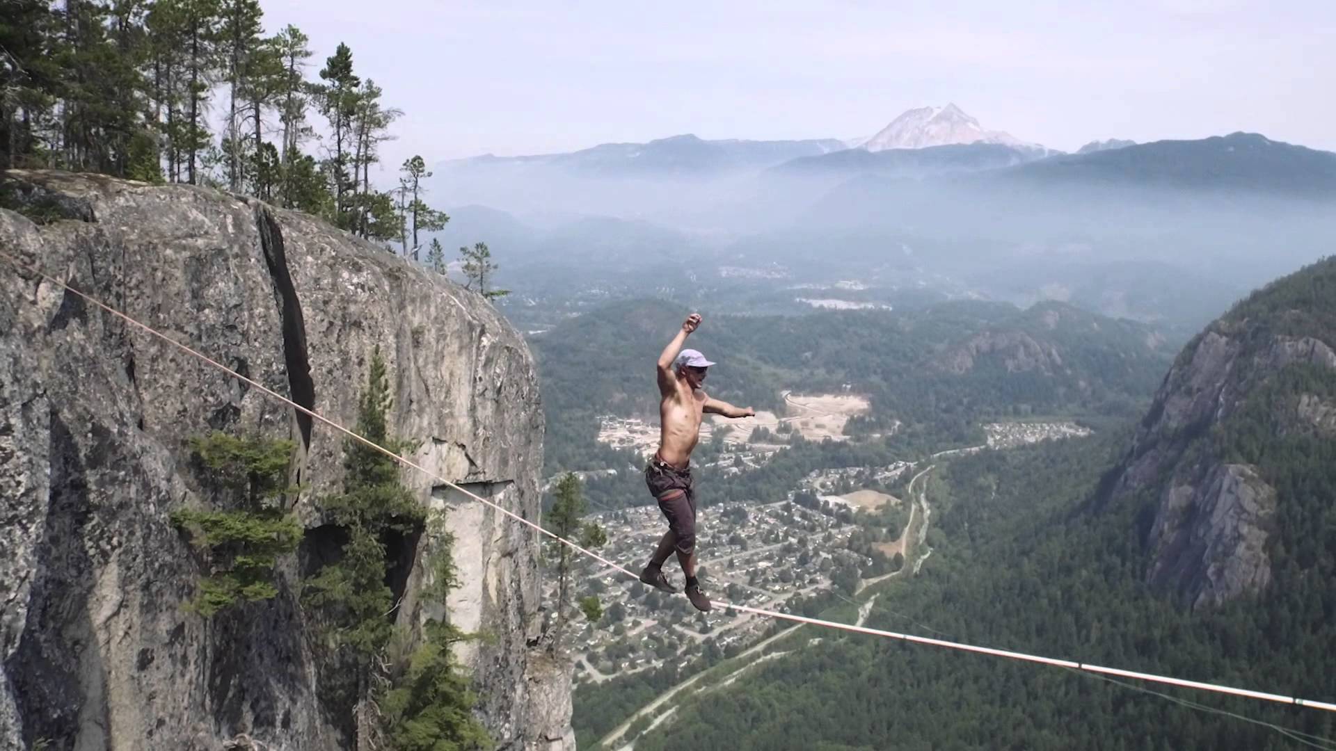 VIDEO: Oho! Staigāšana pa virvi (stropu) brīvā dabā 290 m augstumā bez drošības virves.. Tas viss pasaules rekorda dēļ. (World Record Free Solo – Insane Slacklining!)