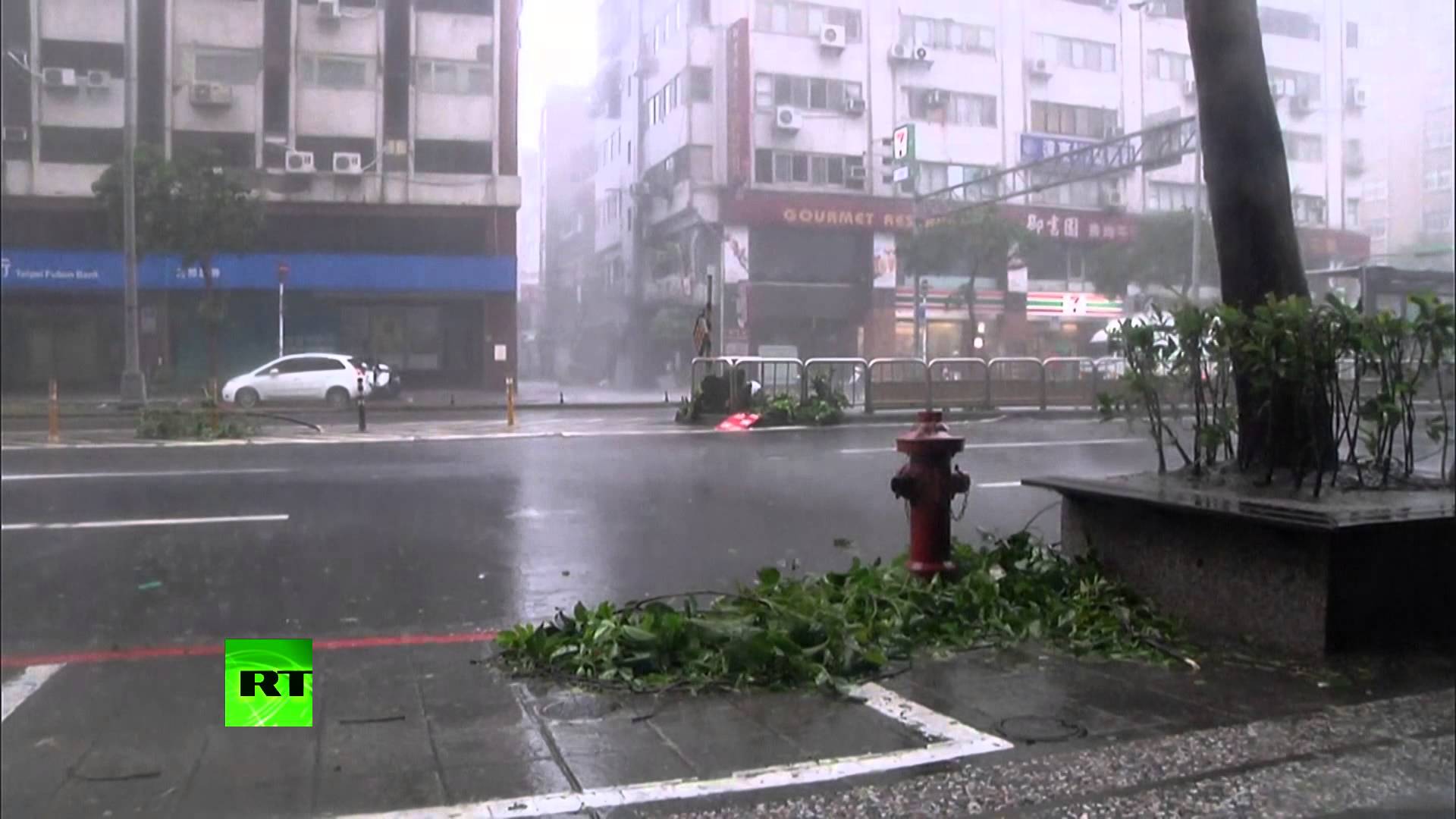 VIDEO: Planētu terorizē laika apstākļi. Kārtējā dabas katastrofa. Āzijā plosās taifūns. (Strongest cyclone of 2015? Deaths and evacuations as Typhoon Soudelor hits Taiwan)