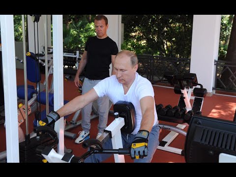 VIDEO: Putins un Medvedevs izrāda muskuļus sporta zālē. (Gym & BBQ: Putin, Medvedev enjoy healthy Sunday in Sochi)