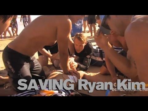 VIDEO: Reāls glābēju darbs. Ne tāds, kā māca pirmās palīdzības kursos. (Ryan Kim Rescue | Bondi Rescue S6)