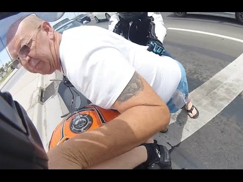 VIDEO: Šim autovadītājam nepatīk, ja viņam motociklists nogriež ceļu! (Road Rage Against Motoryclist Turns Physical)