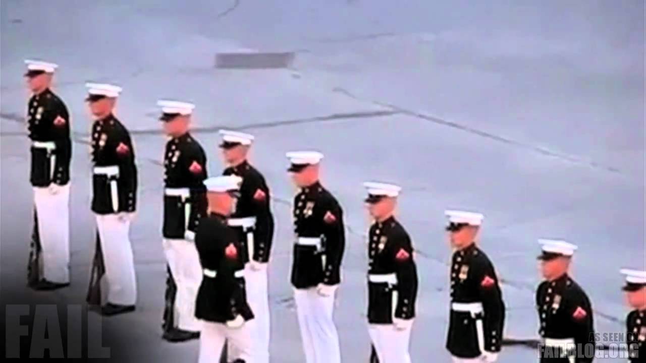 VIDEO: Tagad galvenais izliecies, it kā nekas nebūtu bijis un ka tā ir daļa no parādes! (Military Ceremony FAIL)