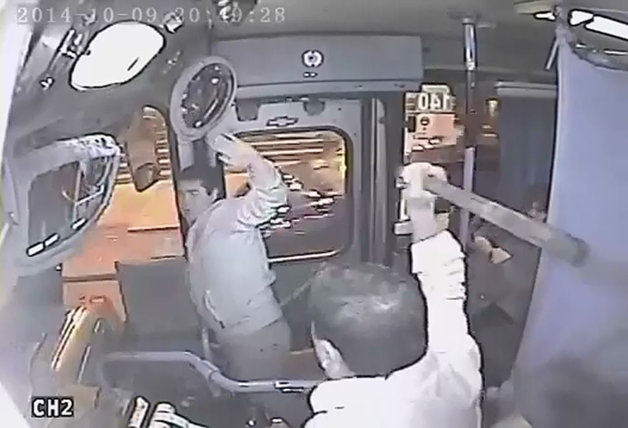 VIDEO: Tev nebūs zagt .. zem mana autobusa jumta! (Man Attempts To Steal Woman’s Purse, Gets A Taste Of Instant Karma)