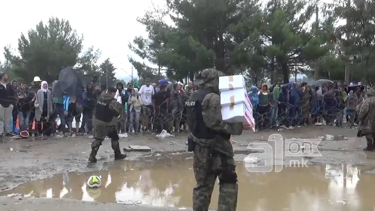 VIDEO: Vai tajā brīdī, kad Tavs bērns ir neēdis, Tu vari atļauties izbrāķēt humāno palīdzību!? (Мигрантите не ја примаат помошта од Македонија)