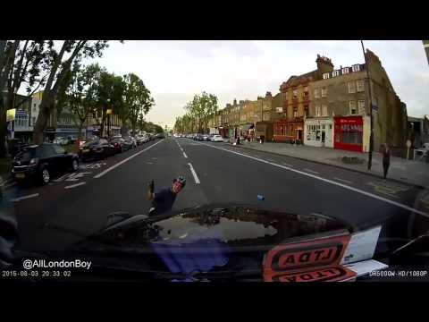 VIDEO: Vienmēr paskaties divreiz..divreiz pirms atver sava auto durvis vietā, kur kāds var braukt garām! (The incredible moment a cyclist nearly goes UNDER a taxi)