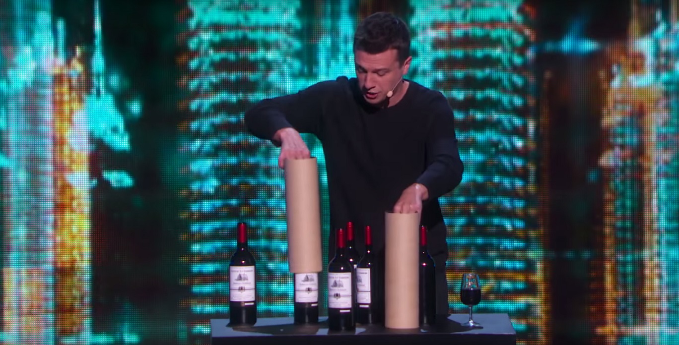 VIDEO: Šis varētu būt noderīgi! Kā likt vīnam parādīties no zila gaisa? (Mat Franco: AGT Season 9 Winner Makes a Magical Return – America’s Got Talent 2015!)