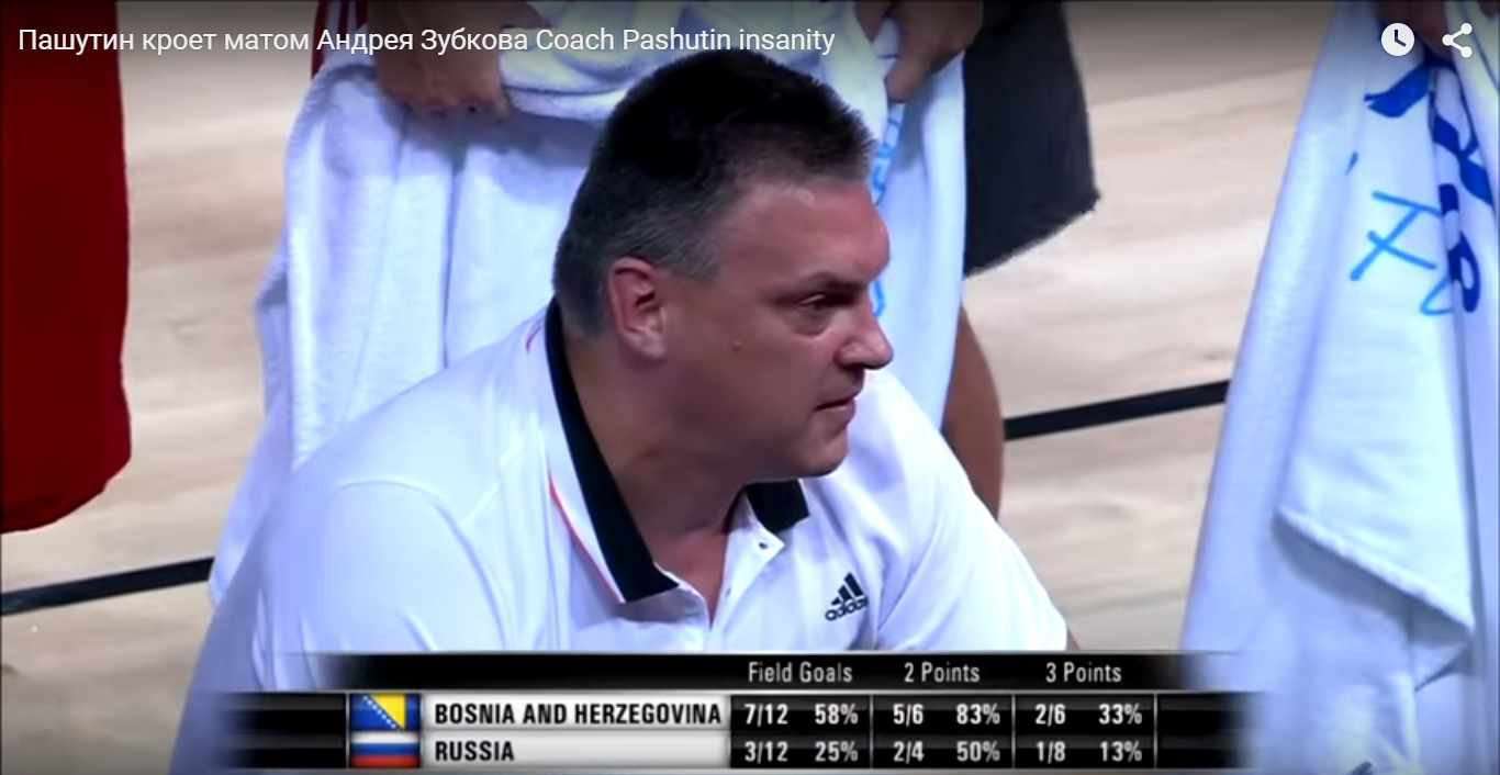 VIDEO: Krievijas basketbola izlases treneris pārtraukumā nolamā savus spēlētājus. Viņi sasparojas un uzvar! L(Пашутин кроет матом Андрея Зубкова Coach Pashutin insanity)