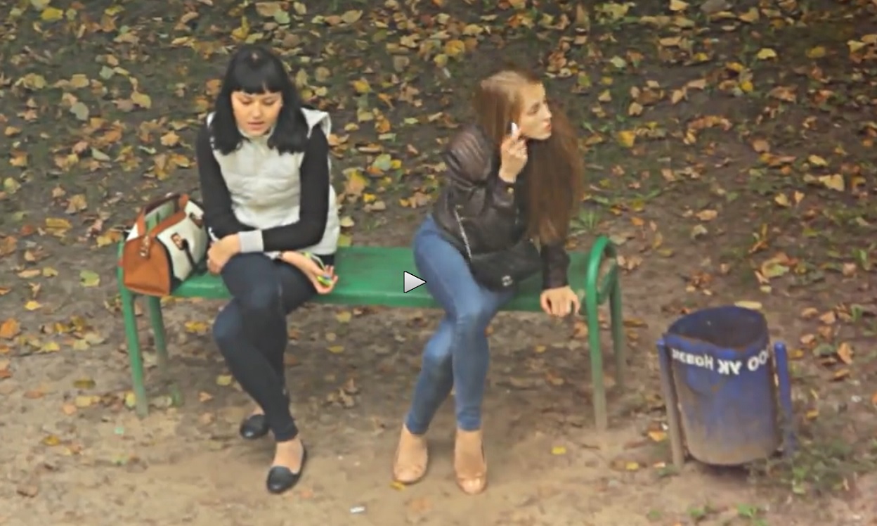 VIDEO: Pirmā un otrā plāna aktrises parkā. Oskaru piešķiram gaišmatei! (Two Girls on a Bench!)