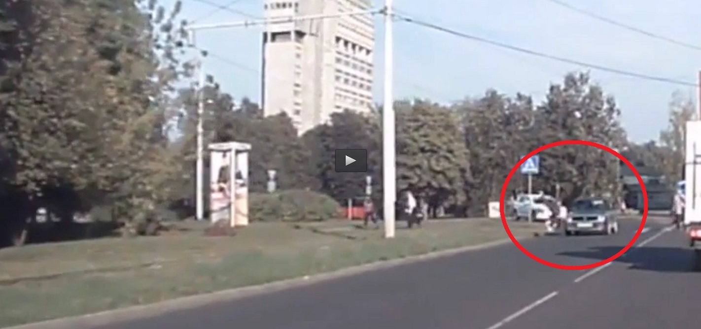 VIDEO: Rīgā autovadītājs uz gājēju pārejas notriec sievieti un pamet notikuma vietu!