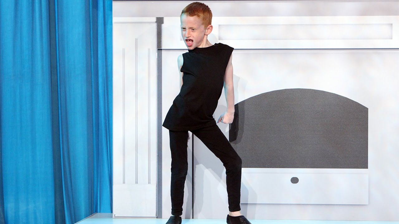 VIDEO: 7 gadīgs puika mīl iztrakoties pie Sviftas dziesmas “Shake it off”! Mīlīgi smieklīgi!