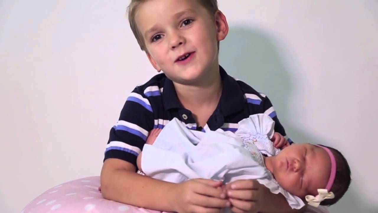 VIDEO: Aizkustinoši! 6 dēli jūsmo par jauno ģimenes locekli – māsiņu!