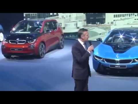 VIDEO: BMW šefs saļimst un nokrīt auto šova laikā! (Live : BMW CEO collapses during presentation at auto show)