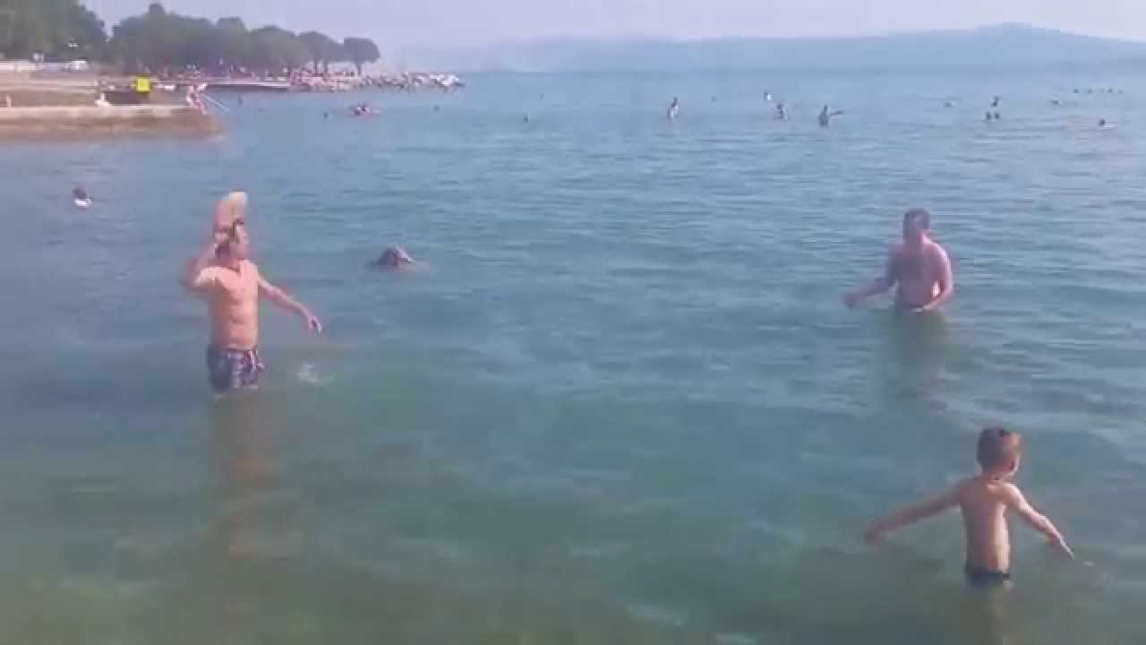 VIDEO: Es nebrīnīšos, ja džeki vairs nekad nespēlēs frisbiju. Nekā interesanta tur neesot.. (Bosnian guys playing Frisbee.)