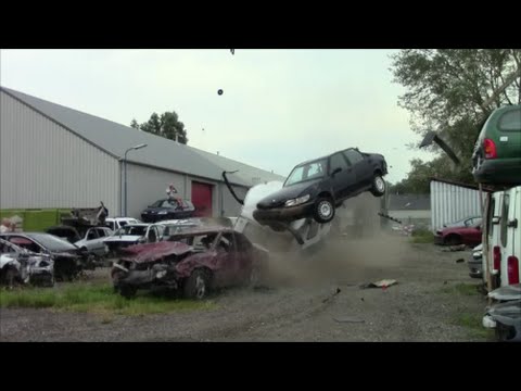VIDEO: Iespējams šādi izskatītos VOLVO reklāma! (Volvo 850 extreme crashtest! part 1)