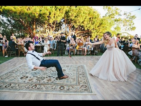 VIDEO: Jaunā pāra kāzu deja ar burvju elementiem jeb cik stipra ir tava presīte! (Bride puts a spell on her groom during first dance)