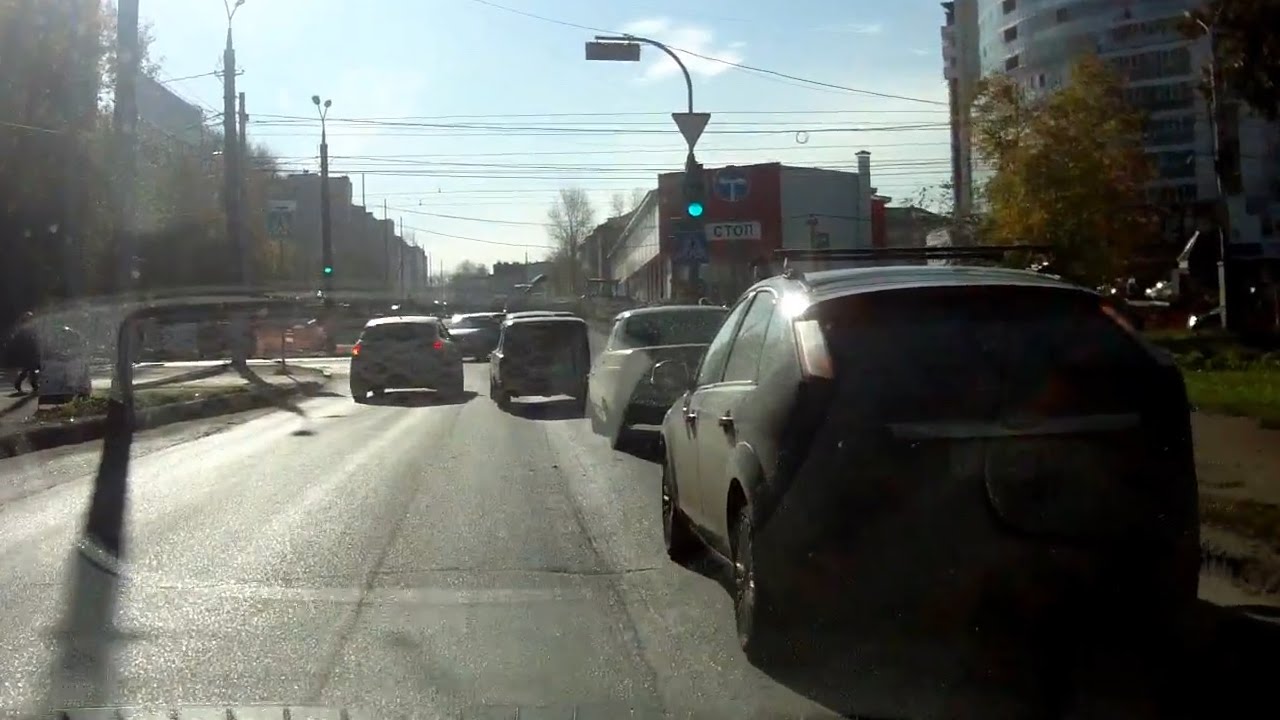 VIDEO: Kā jūs domājat, kuras automašīnas vadītājs izraisīs sadursmi?