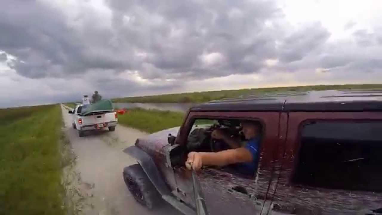 VIDEO: Kāpēc nevajag uzņemt pašbildi, vadot automašīnu? (Jeep GoPro Selfie Fail and Aftermath)