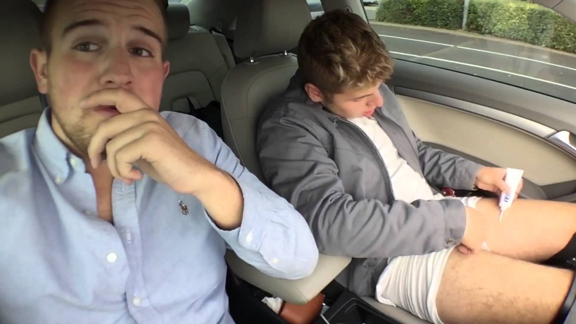 VIDEO: Kas notiek, kad brāļa bikses ierīvē ar stikla vati?