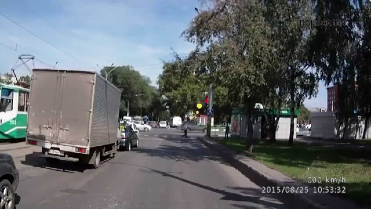 VIDEO: Krievijā agresīvs autovadītājs nāk virsū otram ar cirvi! Ne jau malku skaldīt.  (Агрессивный водитель с топором)