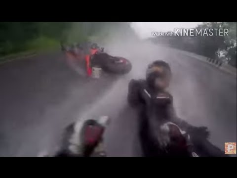 VIDEO: Motocikls avarē uz slapjas, slidenas šosejas.. avarējušie turpina slīdēt vairāk kā 150 m! (ฝนตกถนนลื่น รถล้มคว้าแฟนมากอดไว้)