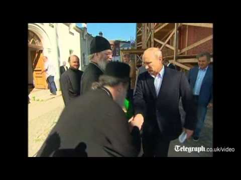 VIDEO: Negaidīts Putina rokasspiediens. (Vladimir Putin shies away from hand kiss)