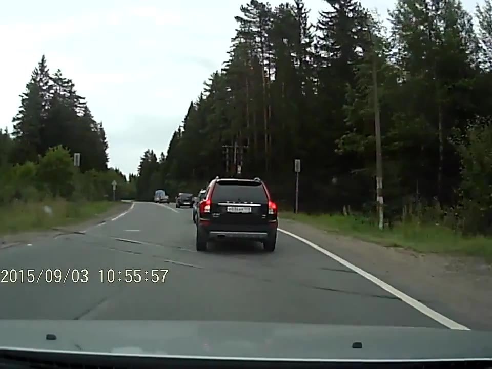 VIDEO: Negudri! Pārlieku pārgalvīga apdzīšana. Rezultāts – sagaidāms. (How Many Cars Do You Think You Can Pass in One Go …. A**hole)