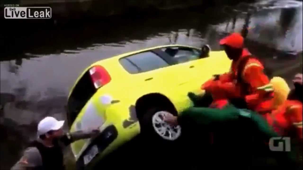 VIDEO: Nevajag notriekt sētniekus! Viņi ir atriebīgi. (Street Sweepers tossing car into a canal)