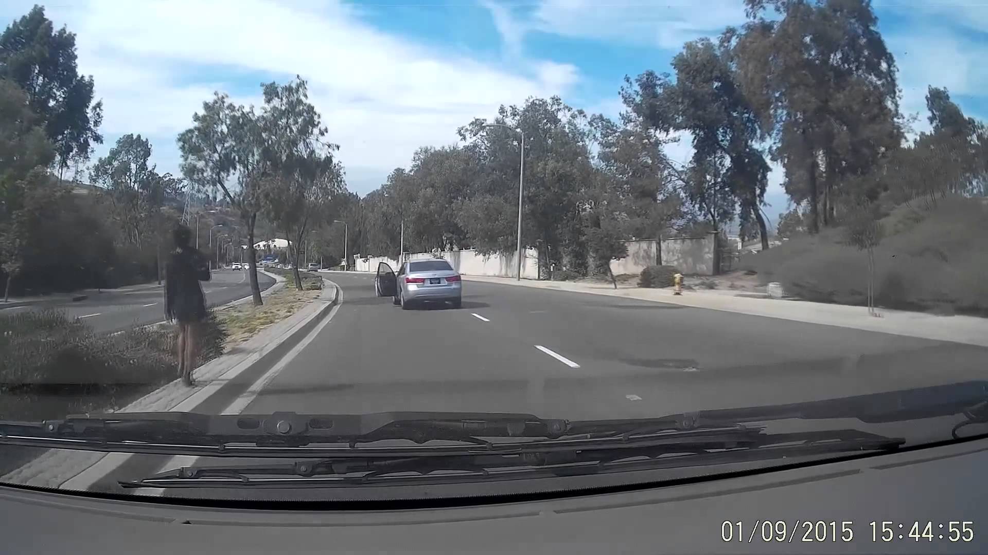 VIDEO: Priekšā braucošais strauji nobremzē, lai no tās “izsēdinātu” pasažieri – automašīnas vadītāju! (Woman Jumps Out Of Moving Car | California)