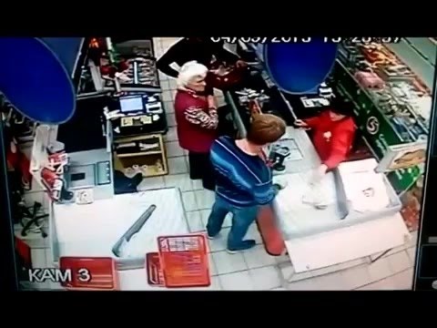 VIDEO: Šokējoši! Jauns vīrietis bez redzama iemesla varen spēcīgi iesit vecai sievietei. (The young man hit an elderly woman)