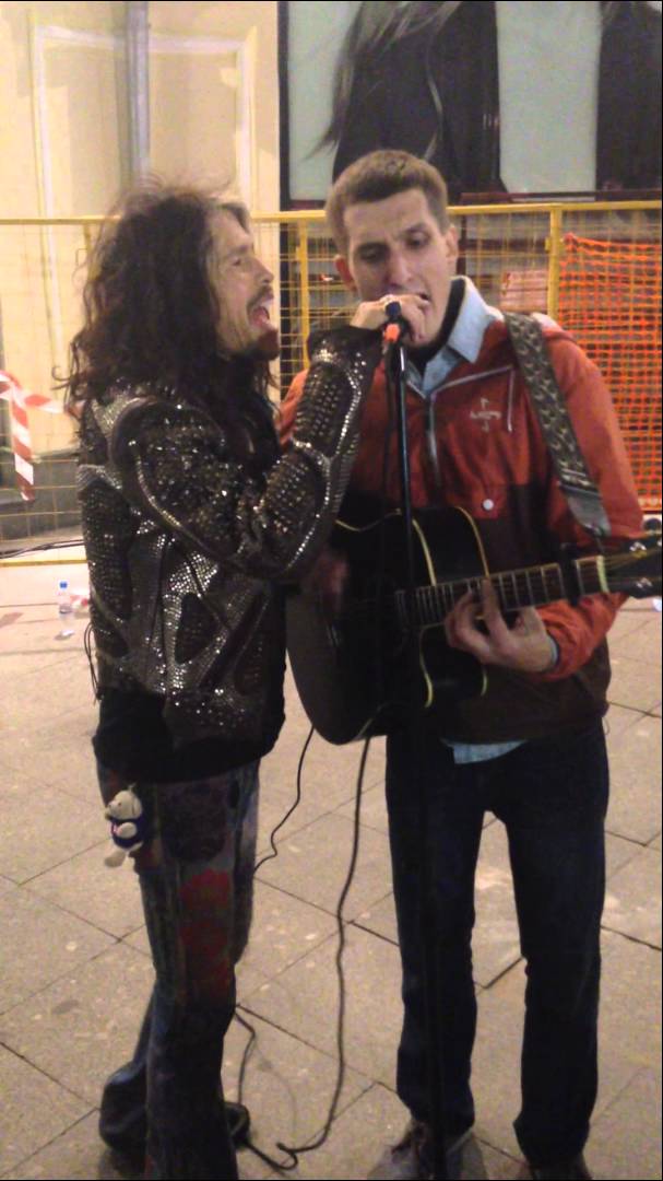 VIDEO: Stīvens Tailers pastaigas laikā labprāt uzdzied ar ielu muzikantu Maskavā. (Aerosmith Steven Tyler sang with the street musician – Moscow 04.09.2015)