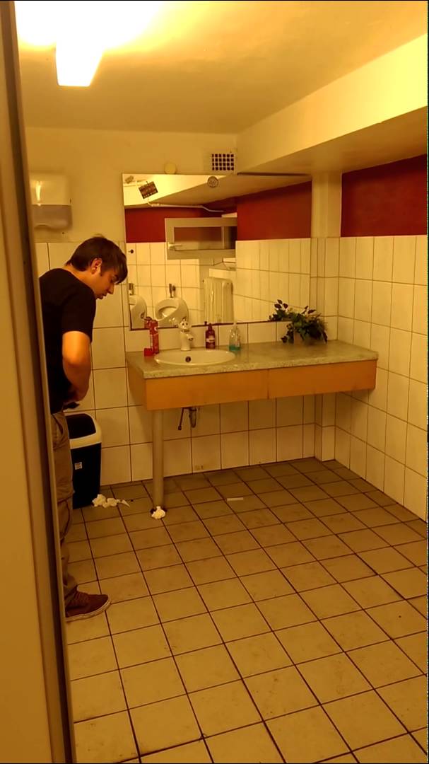 VIDEO: Tā bija puiša melnākā, reibuma pilnākā diena! Es ceru, ka viņš izdzīvoja! (Super, Super Drunk Guy Ends Up Knocking Himself Out While In A Public Bathroom)