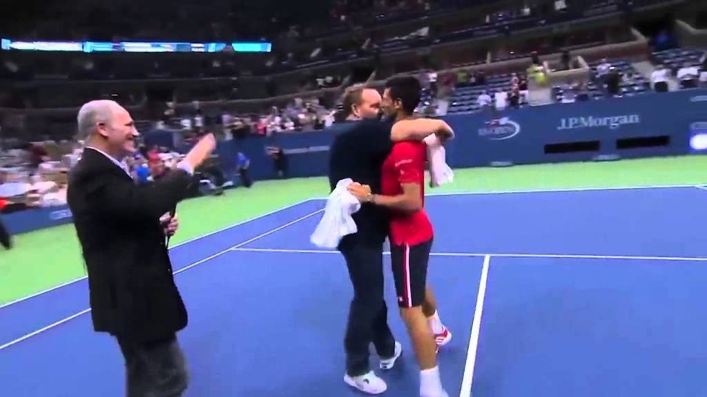 VIDEO: Tenisists Džokovičš svin uzvaru, dejojot Gangnam style! (Novak Djokovic celebrates US Open win dancing on court with fan)