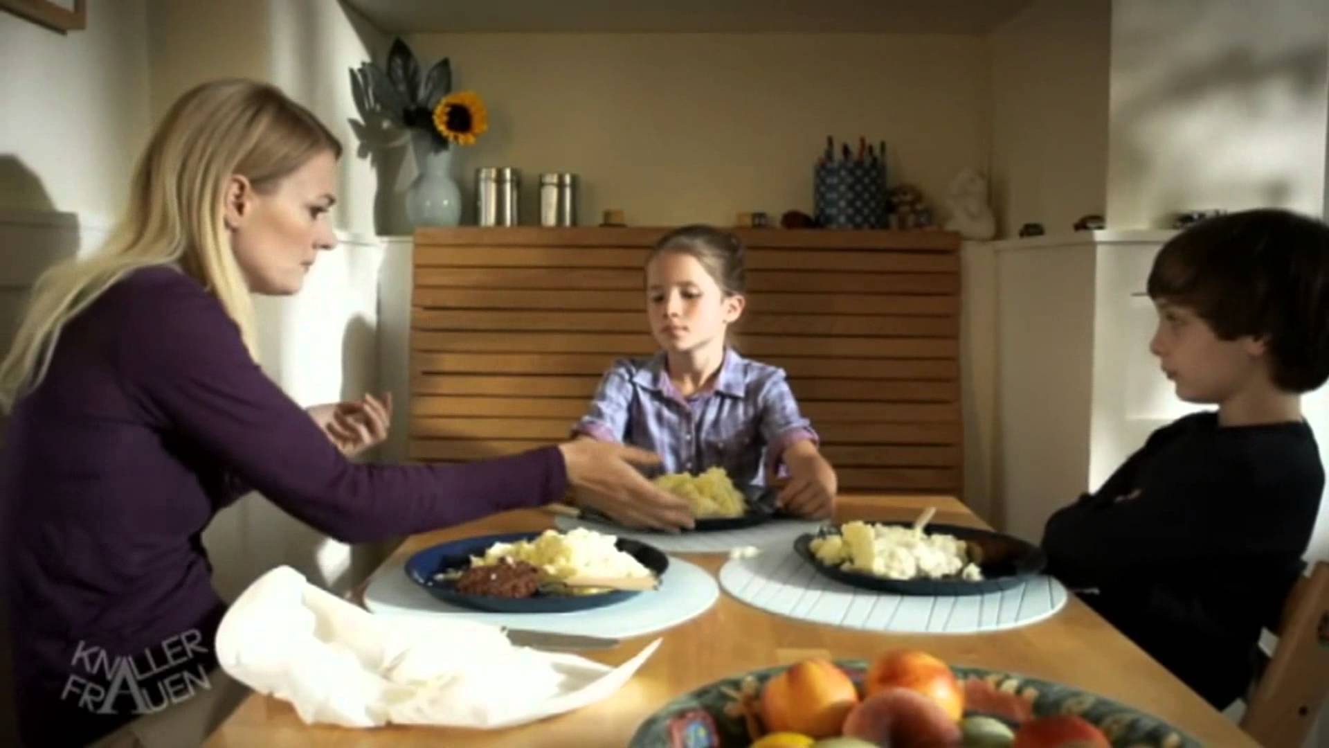 VIDEO: .. un gada mātes titulu saņem.. (Mittagessen – Knallerfrauen mit Martina Hill)