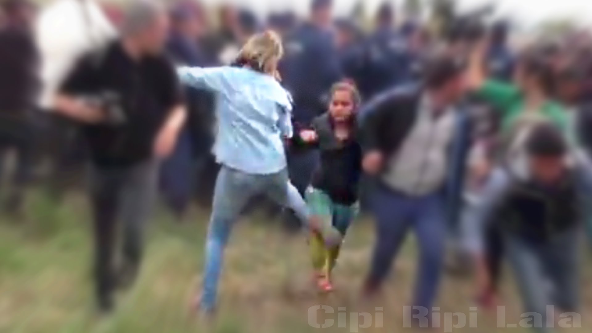 VIDEO: Ungārijas žurnāliste filmēšanas laikā spārda un gāž no kājām nelegālos imigrantus! (Hungarian Journalist Caught Tripping And Kicking Refugees)