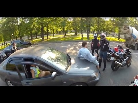 VIDEO: Uz ceļa sākas izskaidrošanās par motociklista taranēšanu, kas beidzas pavisam negaidīti.. (Разборки на дороге с неожиданной концовкой! Девушка не ожидала такого!)