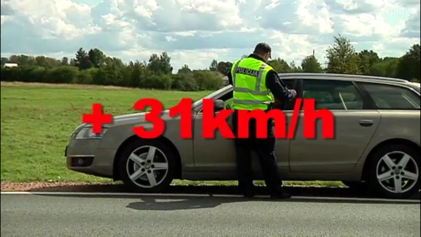VIDEO: Latvijā Ceļu policija aizkavē vīrieti, kurš steidzas aizvest uz slimnīcu smagi cietušu bērnu!