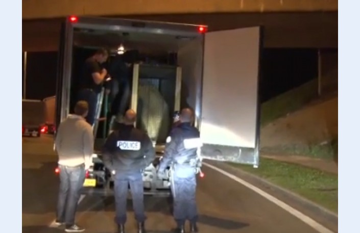 VIDEO: Imigranti paslēpjas kravas automašīnā, nenojaušot kādas briesmas viņus kravas kastē sagaida!