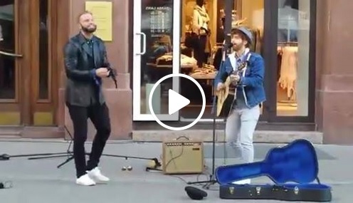 VIDEO: Renārs Zeltiņš un Dons maskējas par ielu muzikantiem Vecrīgā!