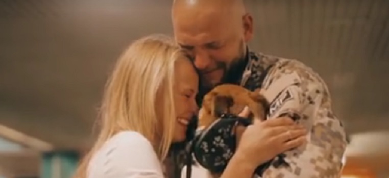 VIDEO: Kā latviešu meitene sagaidīja savu mīļoto vīrieti – Latvijas karavīru atgriežamies mājās!?