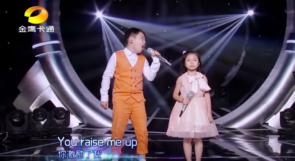 VIDEO: Satriecoši! Šis mazais dziedošais pārītis nevienu nespēs atstāt vienaldzīgu!