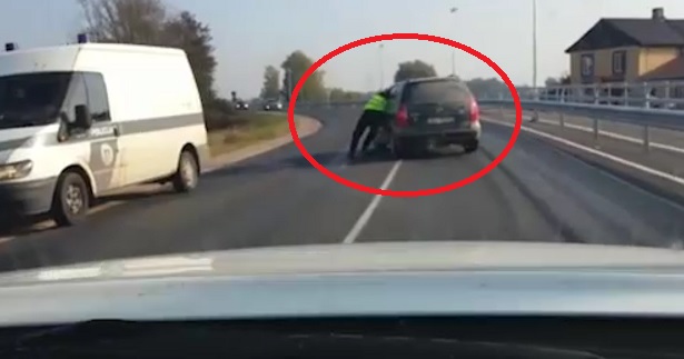 VIDEO: Jelgavas rajonā džerājšoferis mēģina mukt ar visu policistu, kurš iekāries logā!