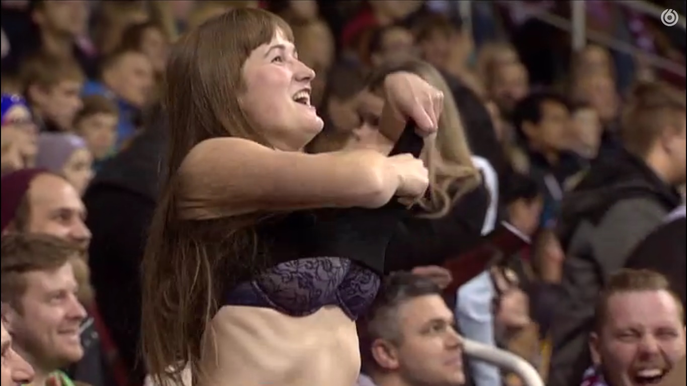 VIDEO: Dinamo līdzjutēja izģērbjas turpat arēnā visu skatītāju un kameru priekšā!