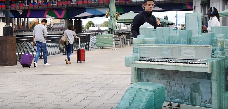 VIDEO: Pašā Londonas centrā cilvēki sajūsminās par latvieša Kārļa izgatavotajām stikla klavierēm!