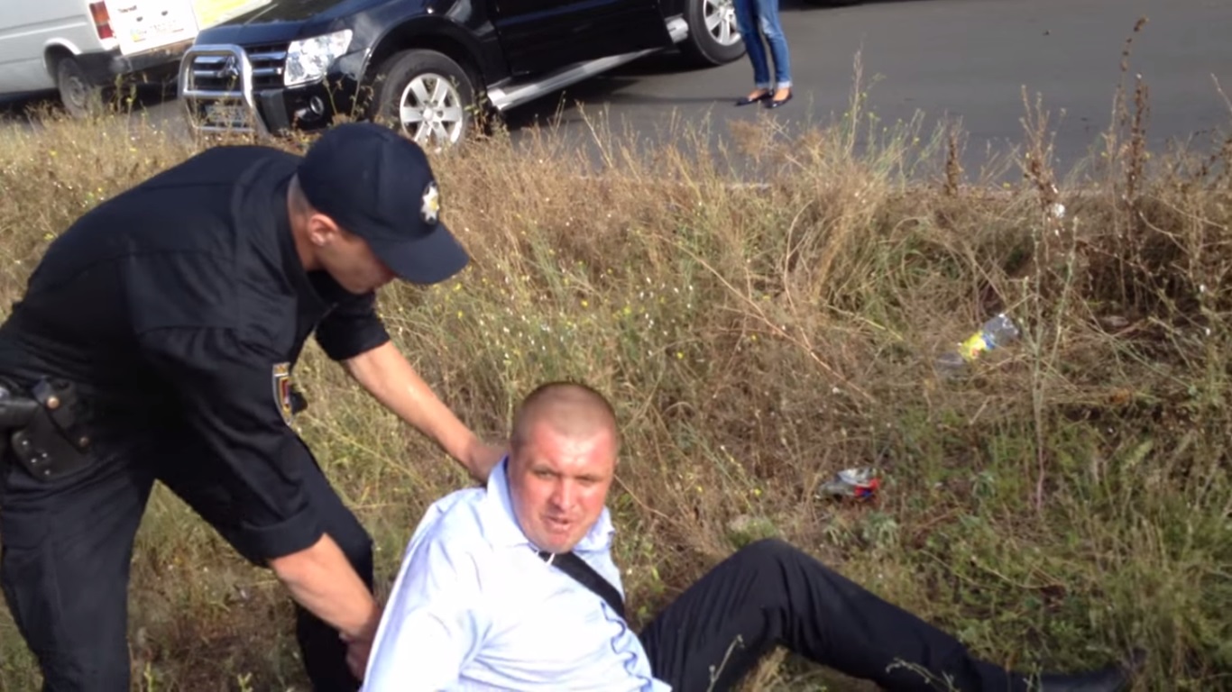VIDEO: Policija aiztur Ukrainas deputāta kandidātu. Viņš: “Tu vispār zini, kam pieskaries!?”