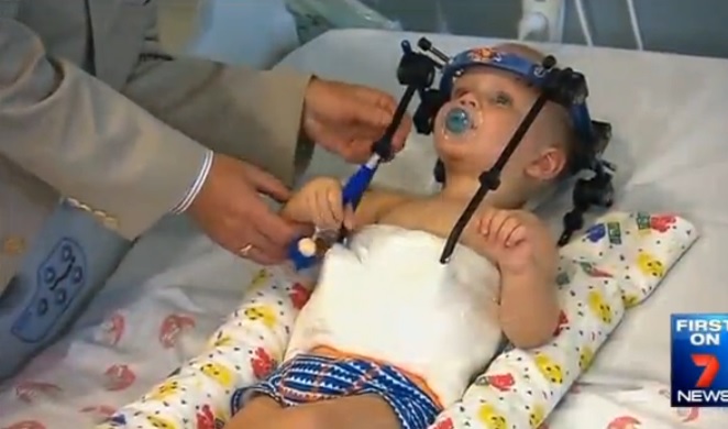 VIDEO: Mazulim avārijā galva atdalās no ķermeņa! Viņš izdzīvo un turpina pilnvērtīgu dzīvi!