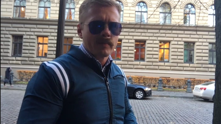 VIDEO: Ansis Pūpols jeb Urmass dodas spiegot Rīgas Domē un Krievijas diplomātam liek pārvietot nevīžīgi novietotu džipu!