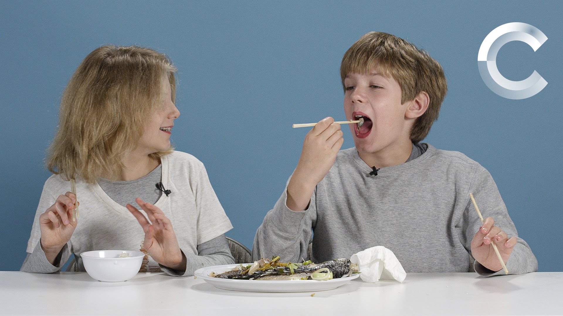 VIDEO: Amerikāņu bērni degustē citu valstu klasiskās pusdienu maltītes!