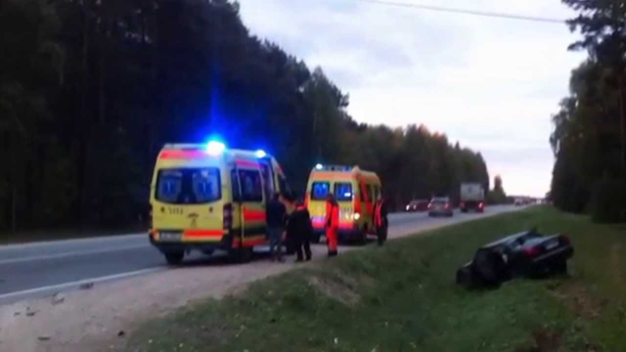 VIDEO: Iedzēruši jaunieši Jaunmārupē ar “BMW” izraisa avāriju, kurā cieš 7 cilvēki.